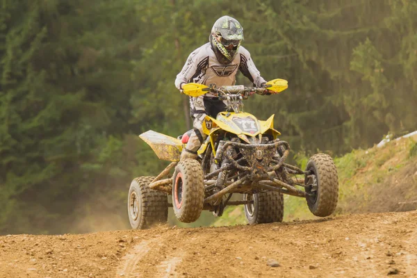 Cavaliere giallo quad in gara — Foto Stock