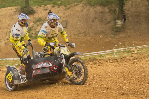 Twee racers rijden een motorfiets met zijspan — Stockfoto