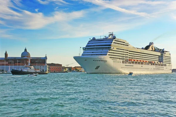 Kryssningsfartyg i Venedig vid solnedgången — Stockfoto