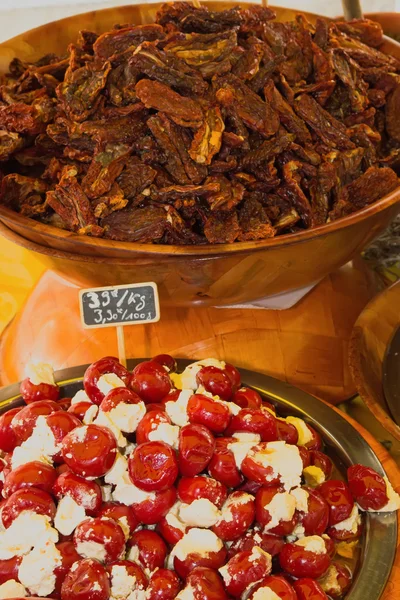 Pimentos e tomates recheados no mercado — Fotografia de Stock