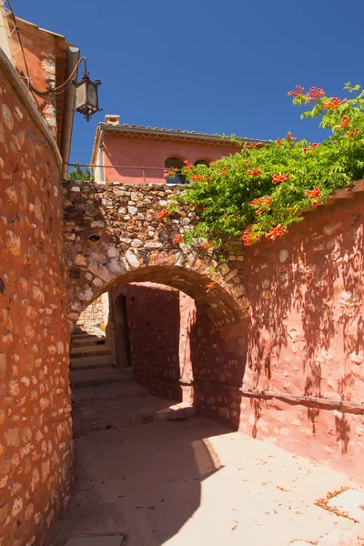 Steegje met bogen. (roussillon, provence, Frankrijk) — Stockfoto