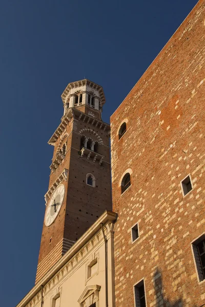 84 m high tower Torre dei Lamberti in Verona (Italy) — Stock Photo, Image