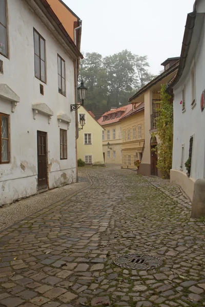 Manhã nebulosa em uma rua velha de Praga . — Fotografia de Stock