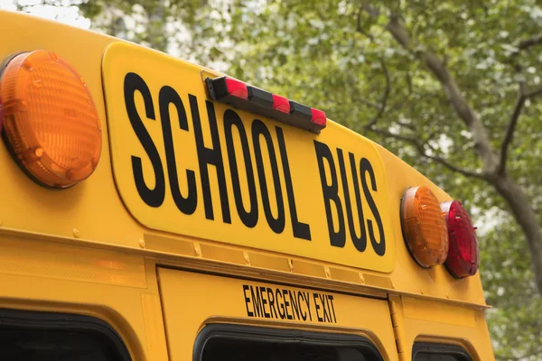 Bus de retour à l'école avec un panneau — Photo