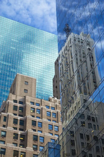 Rascacielos con reflejo de nubes — Foto de Stock