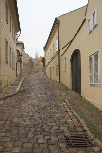 eski bir Prag sokaklarında sisli sabah.
