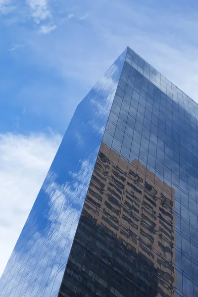 bulutlar yansıması ile modern gökdelenler.