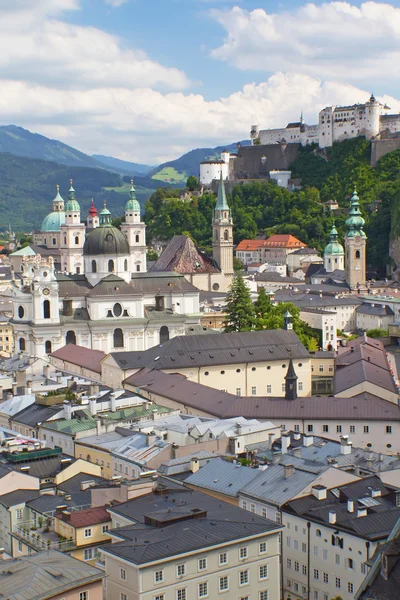 Salzburg med fästningen Hohensalzburg. — Stockfoto