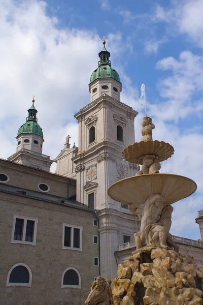 Plaza Residenz de Salzburgo con fuente — Foto de Stock