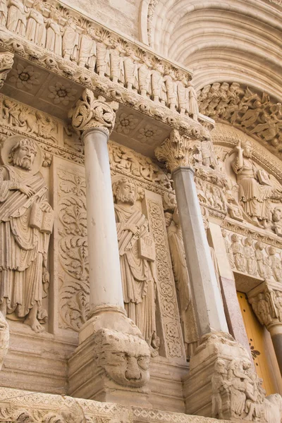 St Trophime Portal Detail (Arles, França). Verticalmente . — Fotografia de Stock