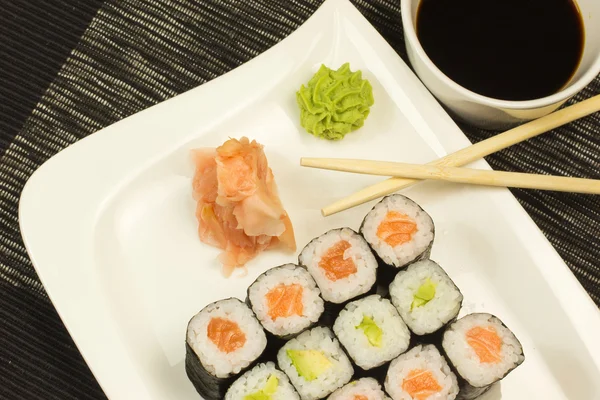 Sushi na talerzu. poziomo. — Zdjęcie stockowe