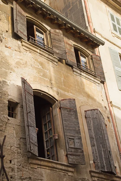 Historisches Haus. Fenster mit Holzverschlägen. — Stockfoto