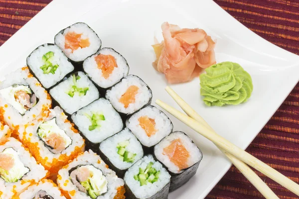 Sushi maki na białym talerzu. — Zdjęcie stockowe