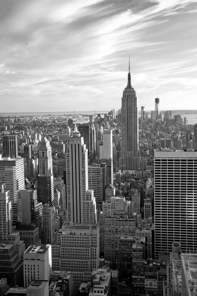 Monochromatischer Blick auf den Aufbau des Empire State Building (nyc) — Stockfoto