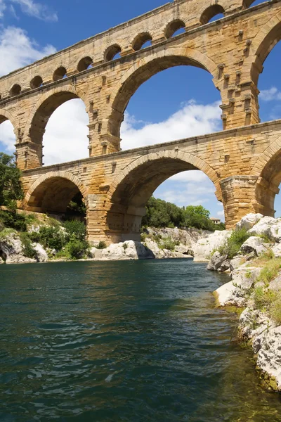 A Pont du Gard em França. Verticalmente . — Fotografia de Stock