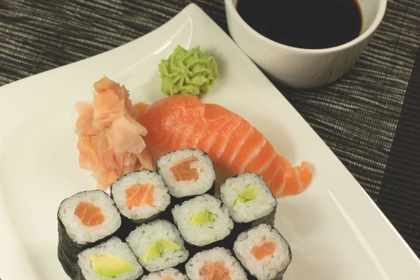 Sushi em uma chapa com molho de soja — Fotografia de Stock