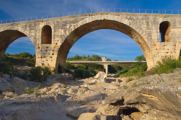 Oude Pont Julien in de Provence (Frankrijk) — Stockfoto