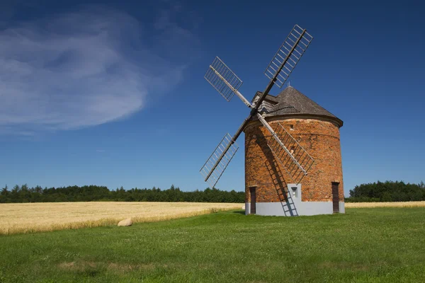 Paisagem com um moinho de vento de tijolo — Fotografia de Stock
