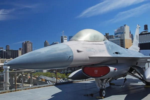F-16 falcon walki w Muzeum interpid — Zdjęcie stockowe