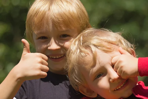 Zwei blonde Jungen — Stockfoto