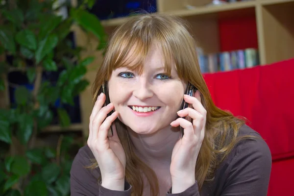 Lachen jonge vrouw eist — Stockfoto