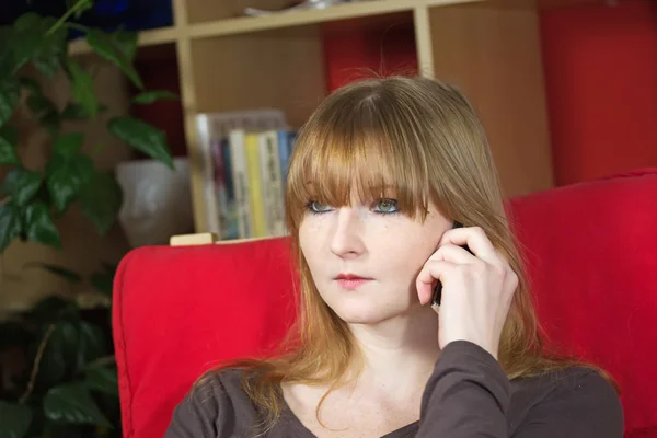 Jovem mulher concentra-se durante uma chamada — Fotografia de Stock