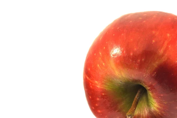 Mokre czerwone jabłko na białym tle — Zdjęcie stockowe