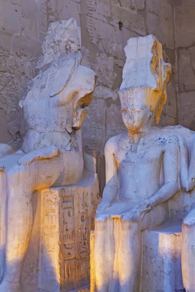 Estatuas únicas en iluminación artificial (Luxor, Egipto ) — Foto de Stock