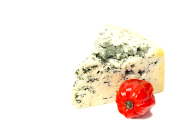 Queso azul con chiles rojos — Foto de Stock