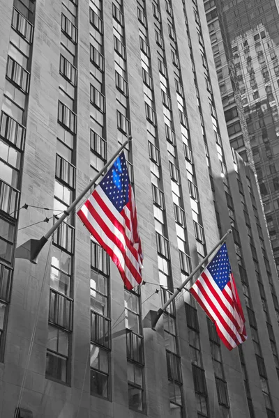 Dos banderas americanas con fondo de rascacielos —  Fotos de Stock