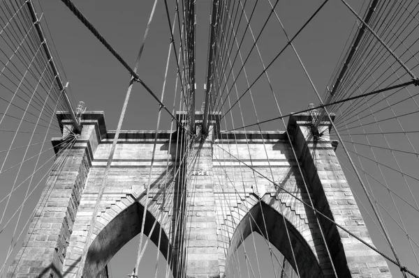 Vista monocromatica del ponte di Brooklyn — Foto Stock