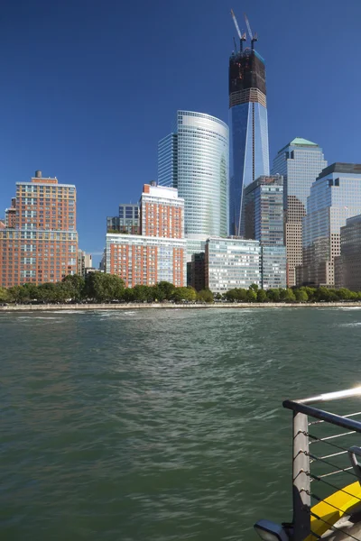 Ver Lower Manhattan desde un barco —  Fotos de Stock