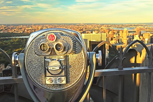 投币式双筒望远镜，顶尖的岩石 （纽约城) — 图库照片