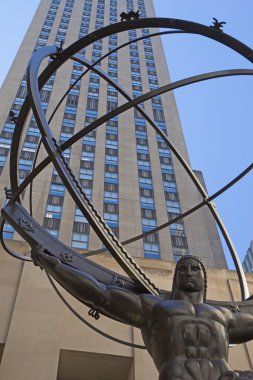 Atlas heykeli üzerinde manhattan'ın beşinci ave