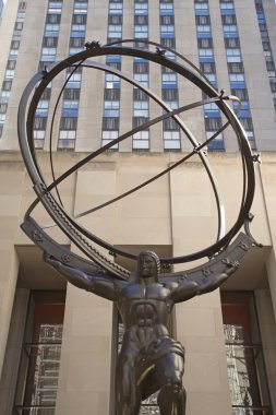 Atlas heykeli üzerinde manhattan'ın beşinci ave