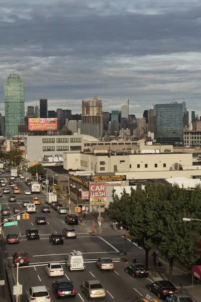 Vista do trânsito na Queens Boulevard. Verticalmente . — Fotografia de Stock