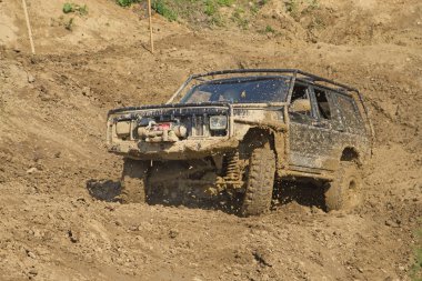 çamurlu arazide off-road aracı.