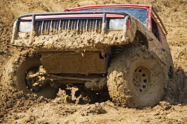 Geländewagen überwindet steilen Schlammhang. — Stockfoto