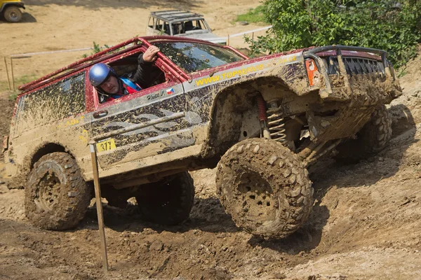 Off-road car on a steep slope — Stock Photo, Image