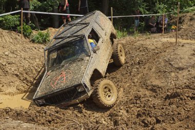 off road araba çamurlu arazide şaşırıp kalmış.