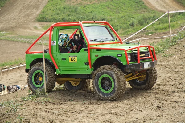 Coche verde fuera de la carretera en el terreno —  Fotos de Stock