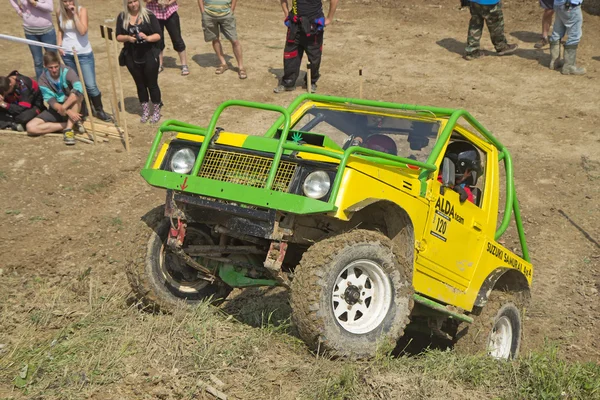 Voiture tout-terrain jaune sur une pente raide — Photo