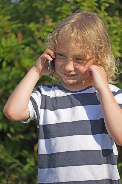 Kleiner blonder Junge ruft an — Stockfoto