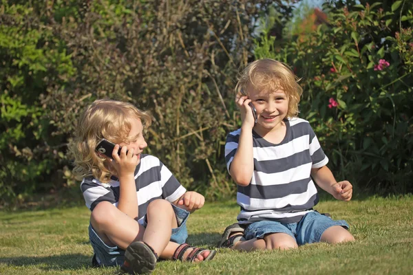 Dos chicos sonrientes están llamando al aire libre — Foto de Stock