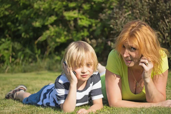 Mor och blond pojke ringer. — Stockfoto