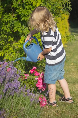 sarışın çocuk sulama