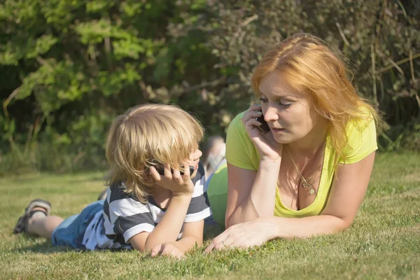 Moeder en zoon belt buiten. — Stockfoto
