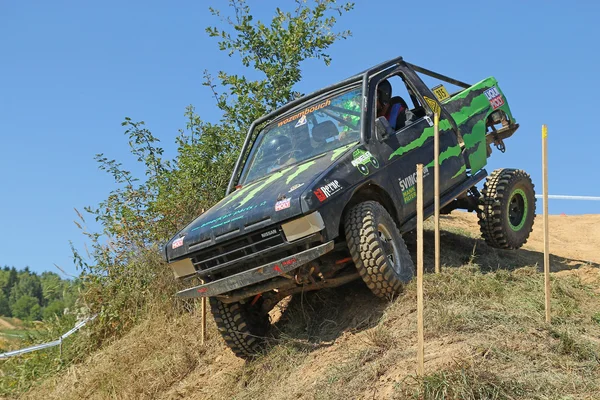 Pequeno carro SUV em terreno difícil — Fotografia de Stock