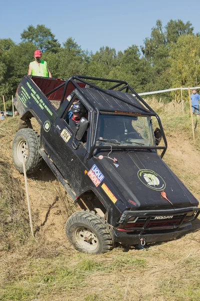 Schwarzer Geländewagen in schwierigem Gelände. vertikal. — Stockfoto