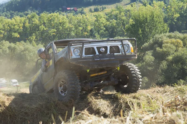 SUV está superando los obstáculos del terreno . — Foto de Stock